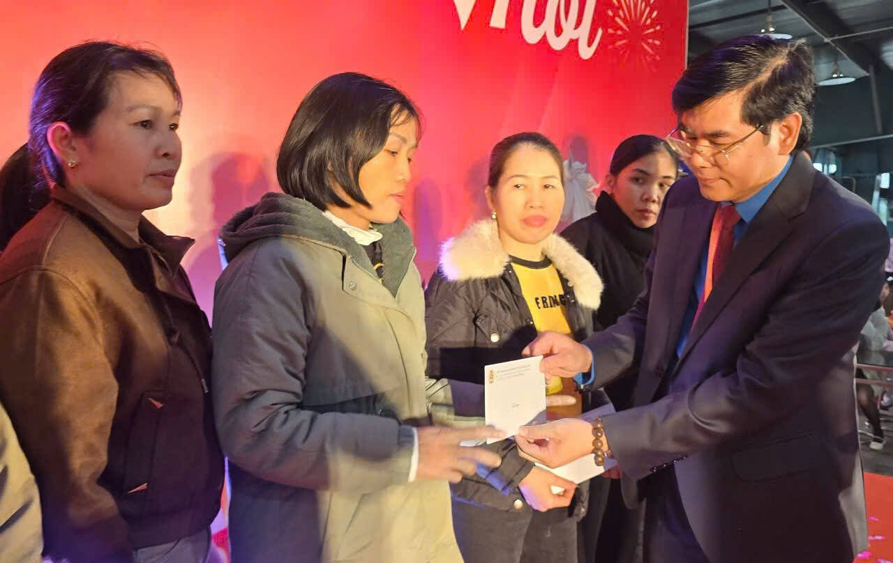 Lanh dao LDLD tinh Ninh Binh tang qua cho doan vien, CNLD co hoan canh kho khan tai Anh: Dieu Anh