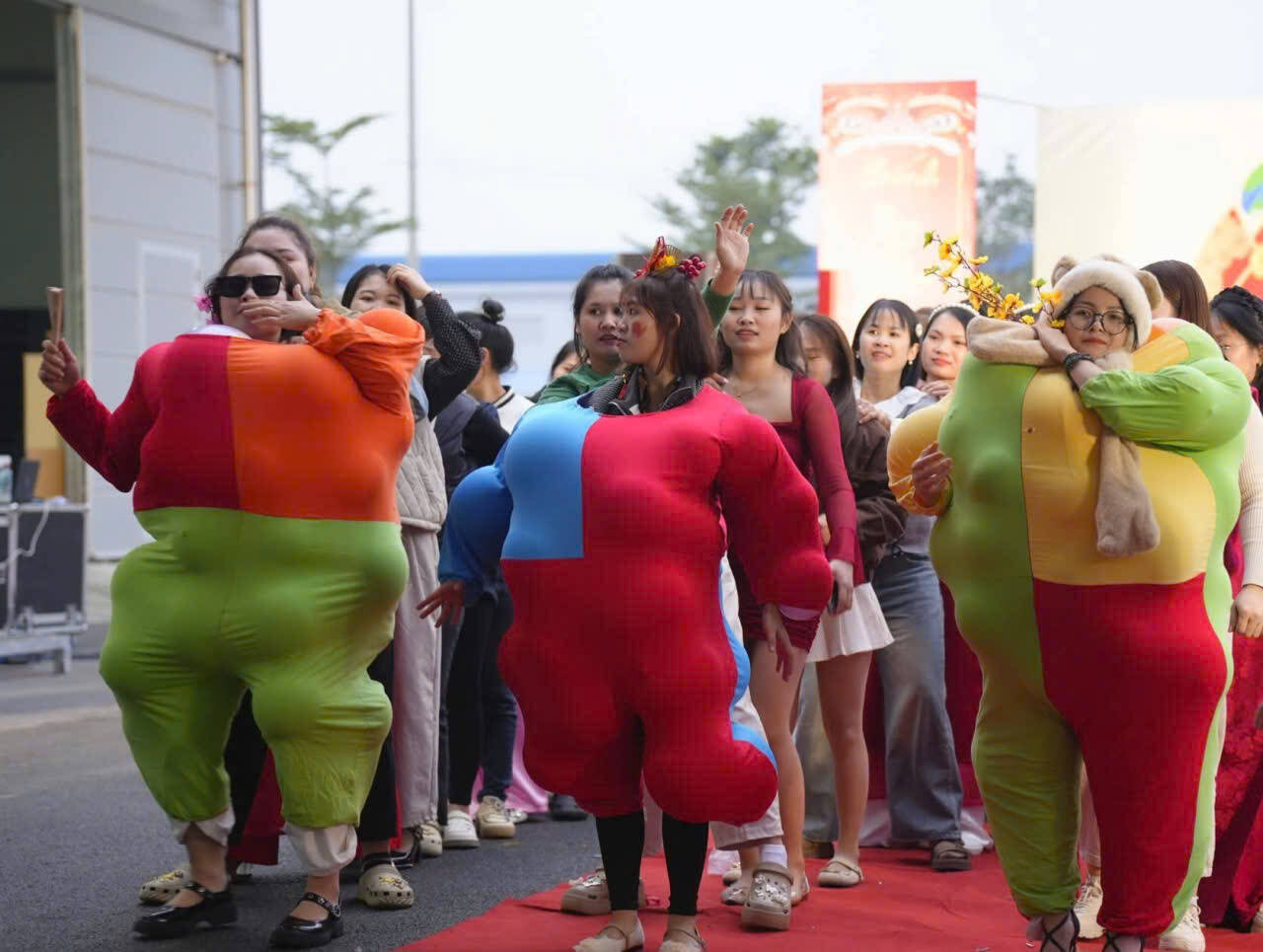 Doan vien, CNLD tham gia cac tro choi dan gian. Anh: Dieu Anh