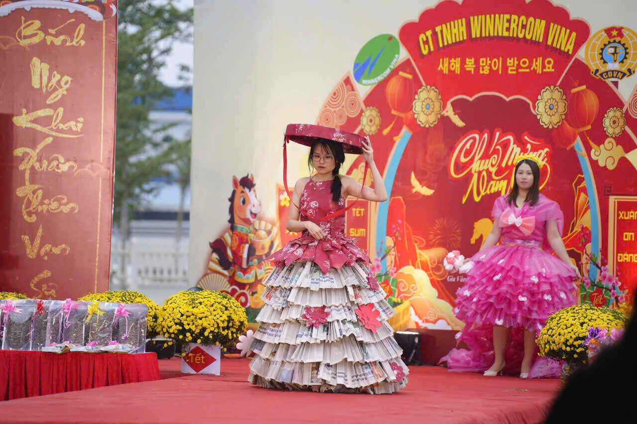 Doan vien, CNLD tai trinh dien thoi trang. Anh: Dieu Anh