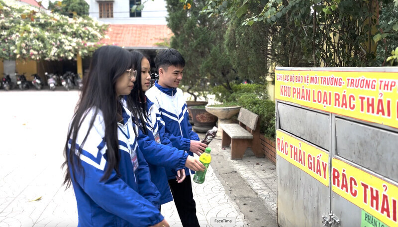 Students of the only school in Lang Son that meets the standards of ASEAN Eco-school carry out waste sorting. Photo: Khanh Linh