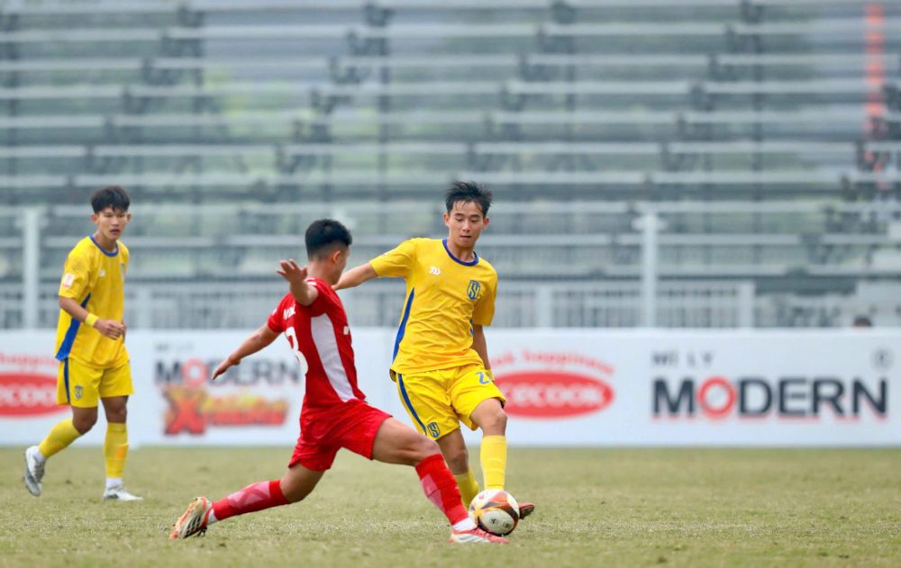 U19 Song Lam Nghe An (ao vang) thi dau ki luat truoc U19 The Cong Viettel I. Anh: VFF