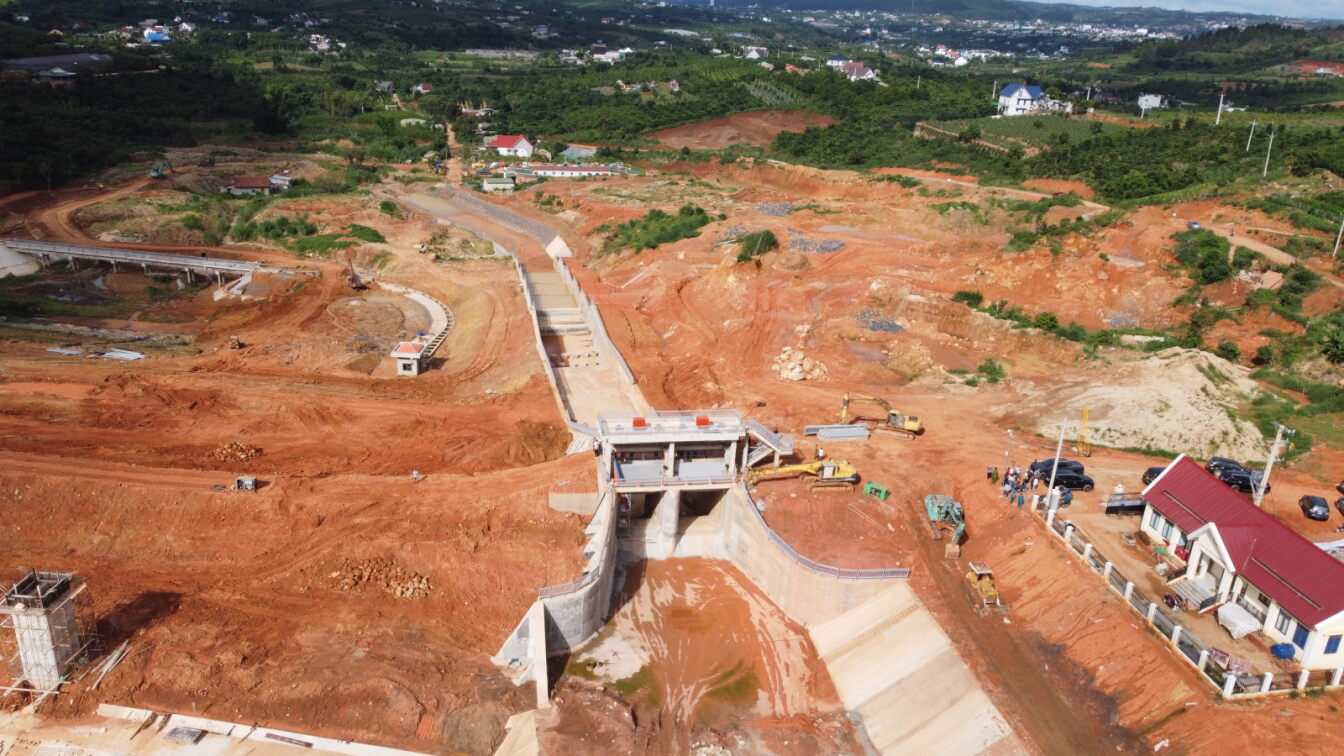 Sat truot, sut lun nghiem trong khien ho chua nuoc Dong Thanh phai dung thi cong tu thang 7.2023 den nay. Anh: Phuc Khanh 