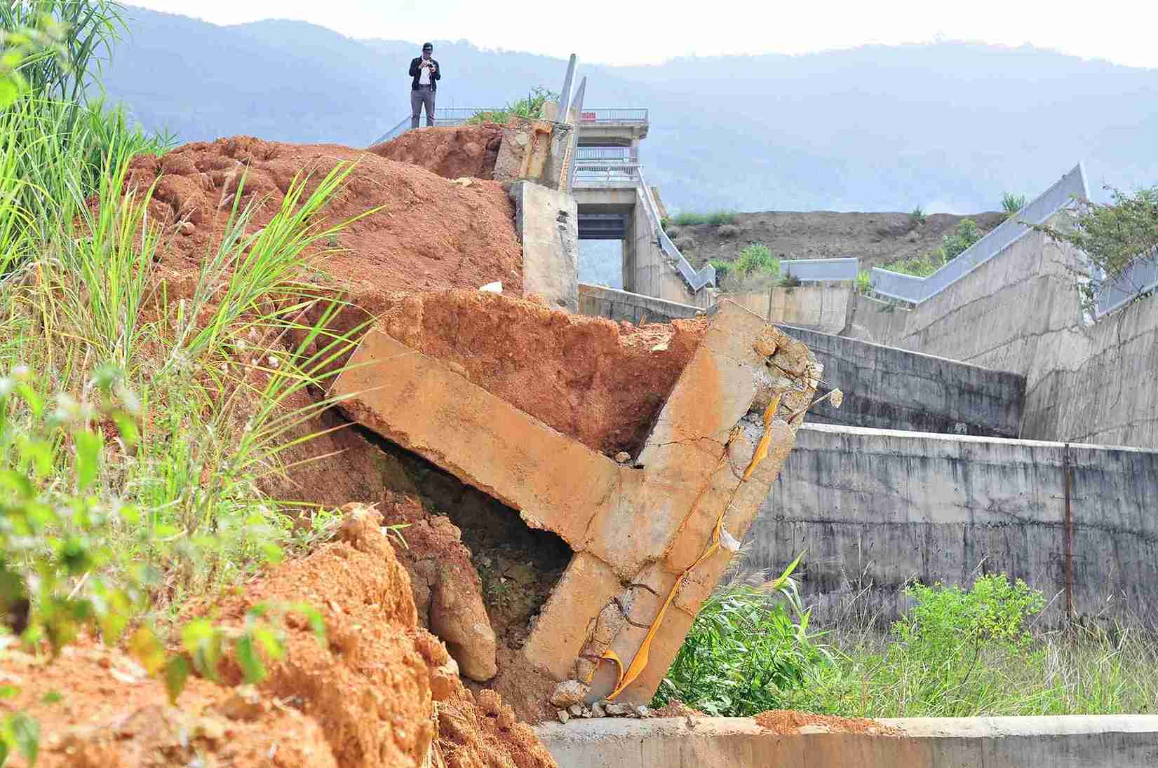 Tinh trang sat truot, sut lun lam hu hong nghiem trong nhieu hang muc Du an ho chua nuoc Dong Thanh. Anh: Phuc Khanh 