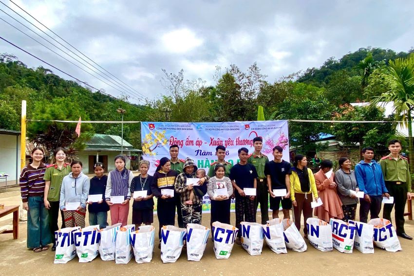 Chi doan, Chi Hoi phu nu Cong an phuong Dien Ban Dong da phoi hop cung Chi doan Cong an xa Avuong to chuc chuong trinh “Dong am ap - Xuan yeu thuong nam 2026”. Anh: CATP