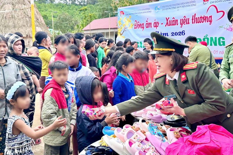 Cong an Da Nang vuot nui mang qua Tet den nguoi dan xa Avuong. Anh: CATP