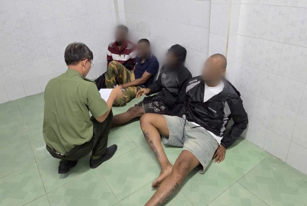 Các đối tượng người nước ngoài vi phạm bị đưa về trụ sở công an. Ảnh: Công an