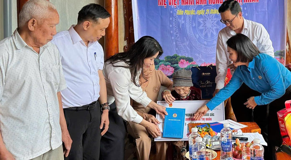Trade Union of Deo Ca Transport Infrastructure Joint Stock Company visits Vietnamese Heroic Mother Nguyen Thi Nhan. Photo: Da Nang Trade Union.