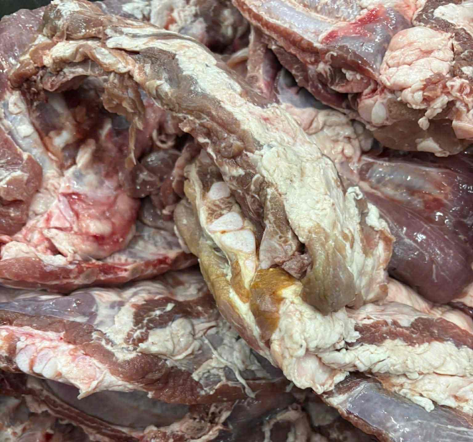 Pig meat changes color suspected of being unsafe food. Photo: Reader provided