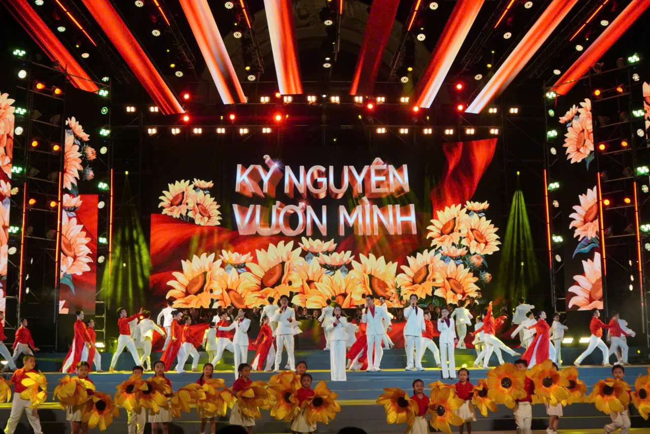 Performing artists singing in the program. Photo: Mai Anh.