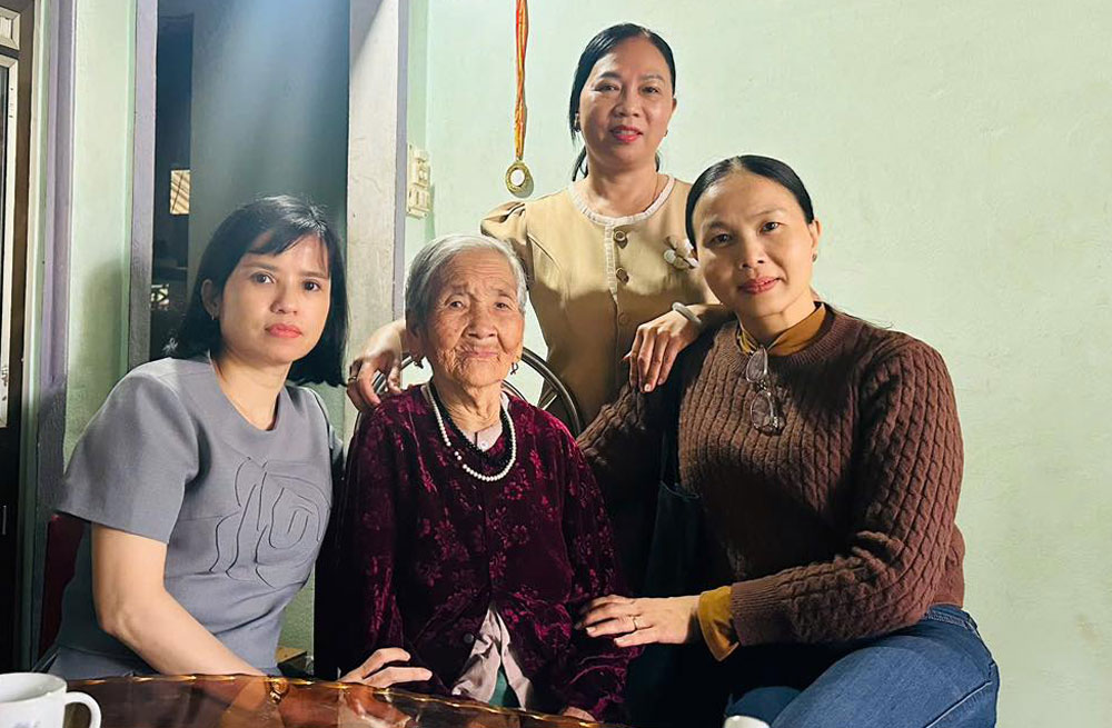 Vietnamese Heroic Mother Nguyen Thi Hien (sitting in the middle). Photo: Da Nang Trade Union.