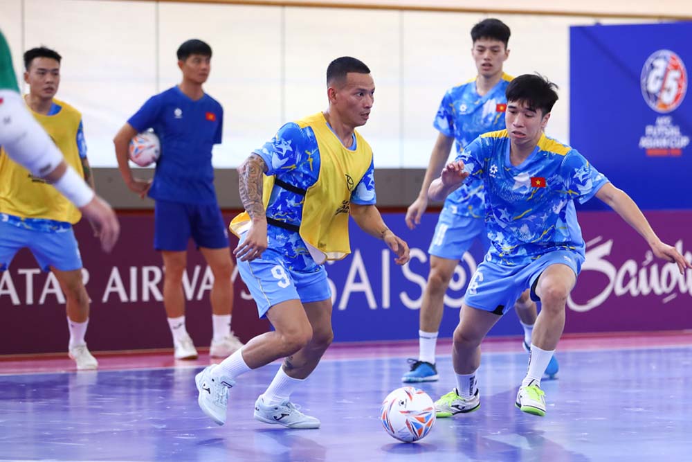 Vietnam futsal team practices getting acquainted with Jakarta Velodrome stadium. Photo: VFF