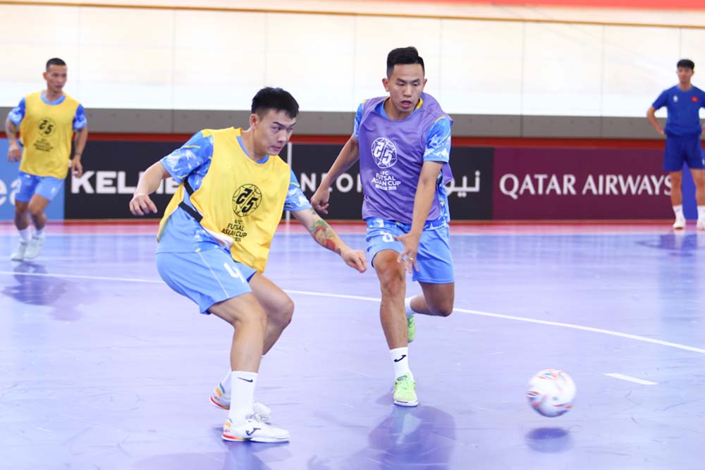 Nguyen Manh Dung (phai) danh gia cao cac yeu to chuyen mon cua nha thi dau. Anh: VFF