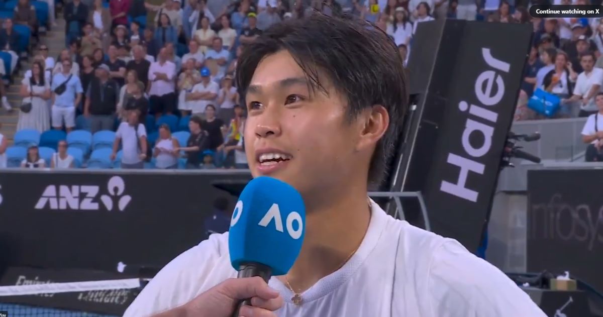 Le jeune joueur de tennis Learner Tien a fait sensation en battant Daniil Medvedev 3-0 au quatrieme tour de l'Open d'Australie 2026. Photo : Extrait de la video