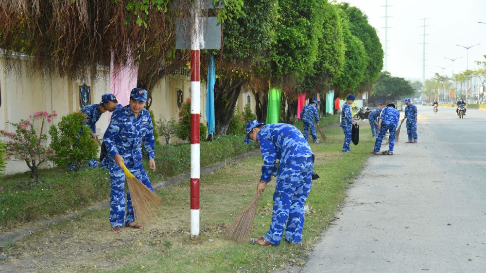 Can bo, doan vien thanh nien Bo Tu lenh Vung Canh sat bien 4 tong ve sinh moi truong. Anh: BTL Vung CSB4