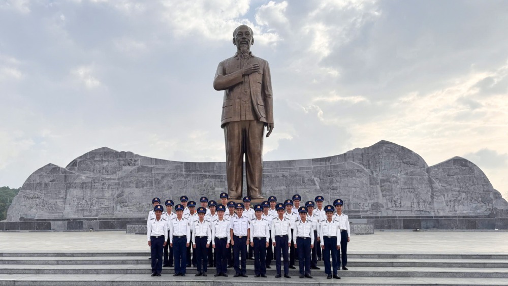 Cadres and youth union members of Coast Guard Region 4 Command offer incense at the Monument to President Ho Chi Minh. Photo: Coast Guard Region 4 Command