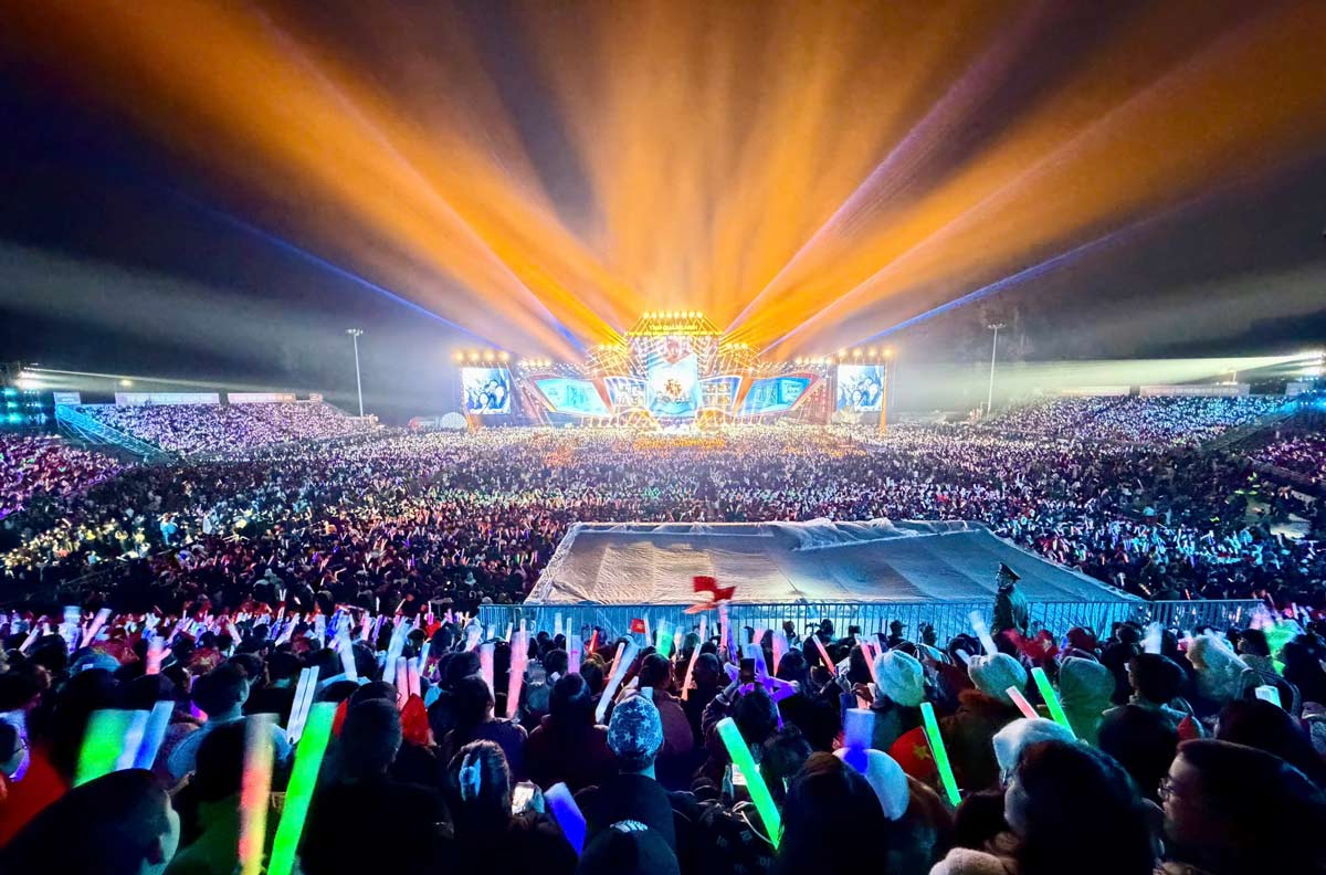 The art program with the theme "Proud of following the glorious Party - Quang Ninh rises and takes off" was held at 30/10 Square, Ha Long ward. Photo: Thanh Tung