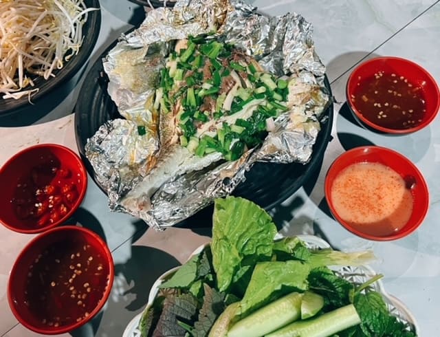 Housewives can make delicious and flavorful grilled fish with scallion oil rolled on silver foil for the weekend. Photo: Mai Chau