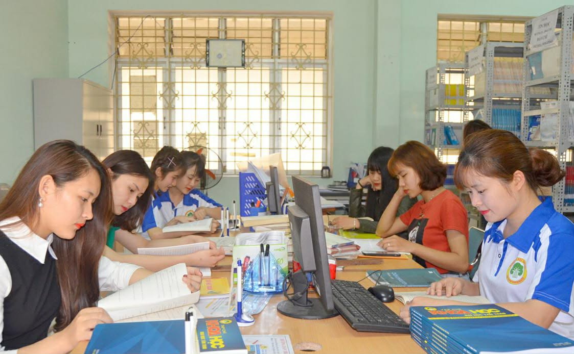 Tan Trao University pays for support money for pedagogical students. Photo: Huy Hoang