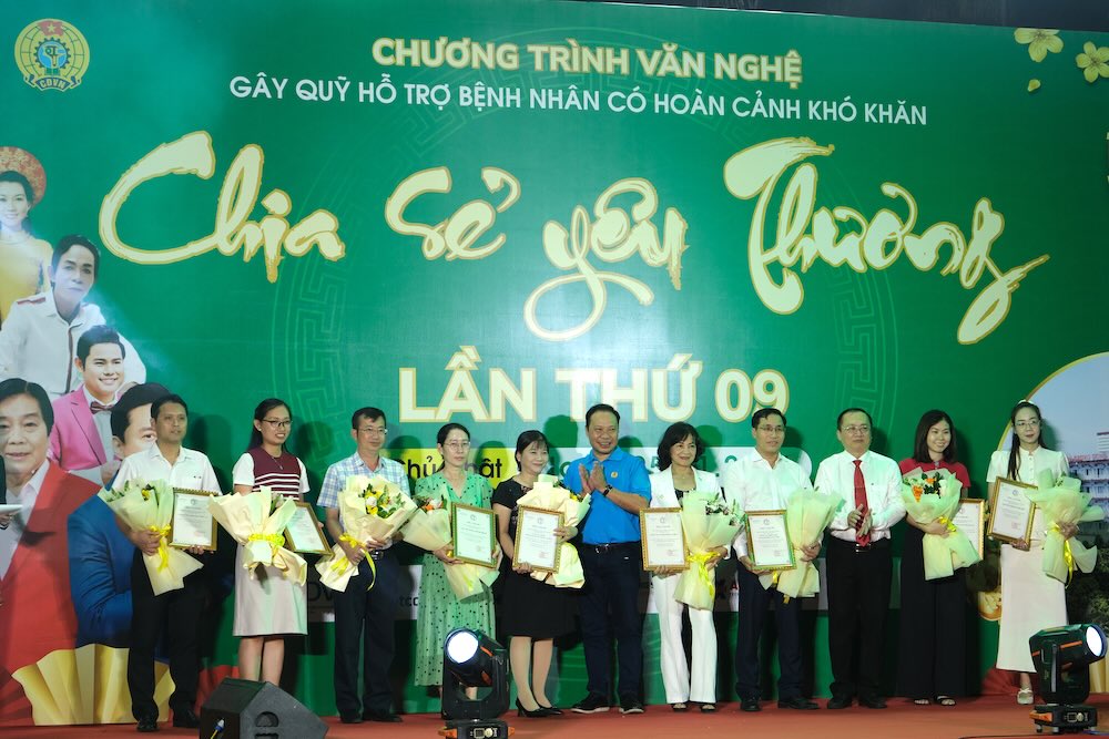 Dai dien benh vien trao hoa tri an cac nha hao tam.