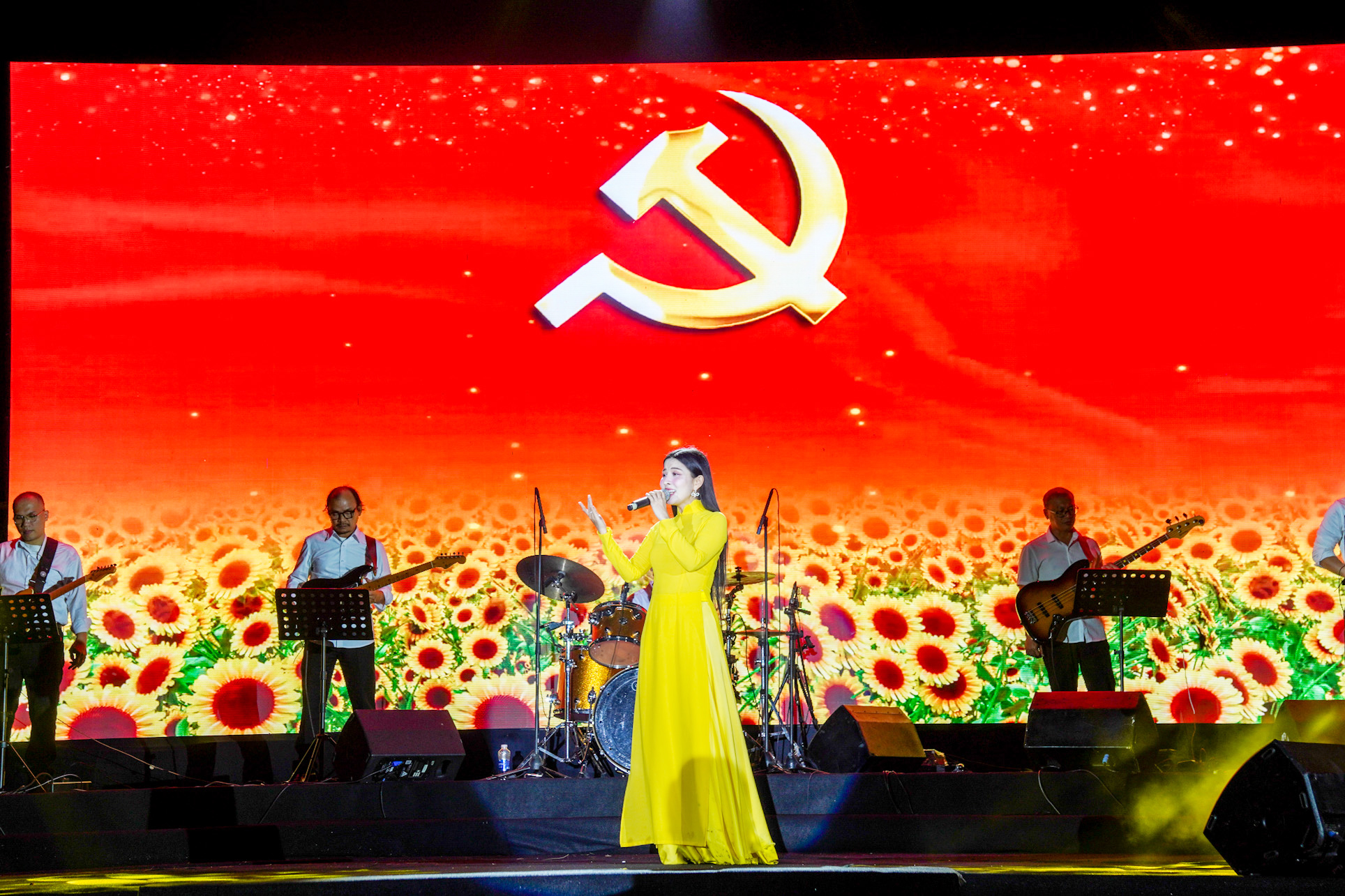 Da Nang to chuc chuong trinh nghe thuat mung thanh cong Dai hoi XIV. Anh: Mai Vy