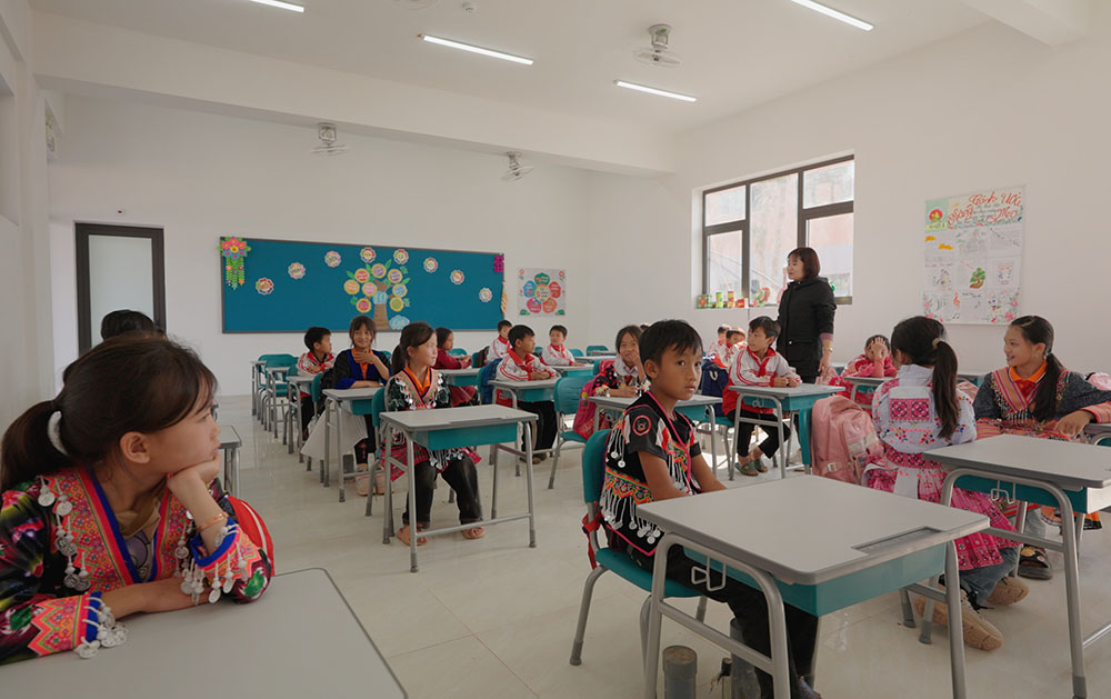 Giao vien va hoc sinh den tham quan va lam quen voi “ngoi nha” moi. Anh: Tien The