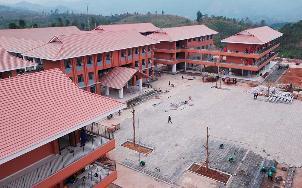 Cong nhan dang hoan thien nhung hang muc cuoi cung de chuan bi cho le khanh thanh. Anh: Tien The