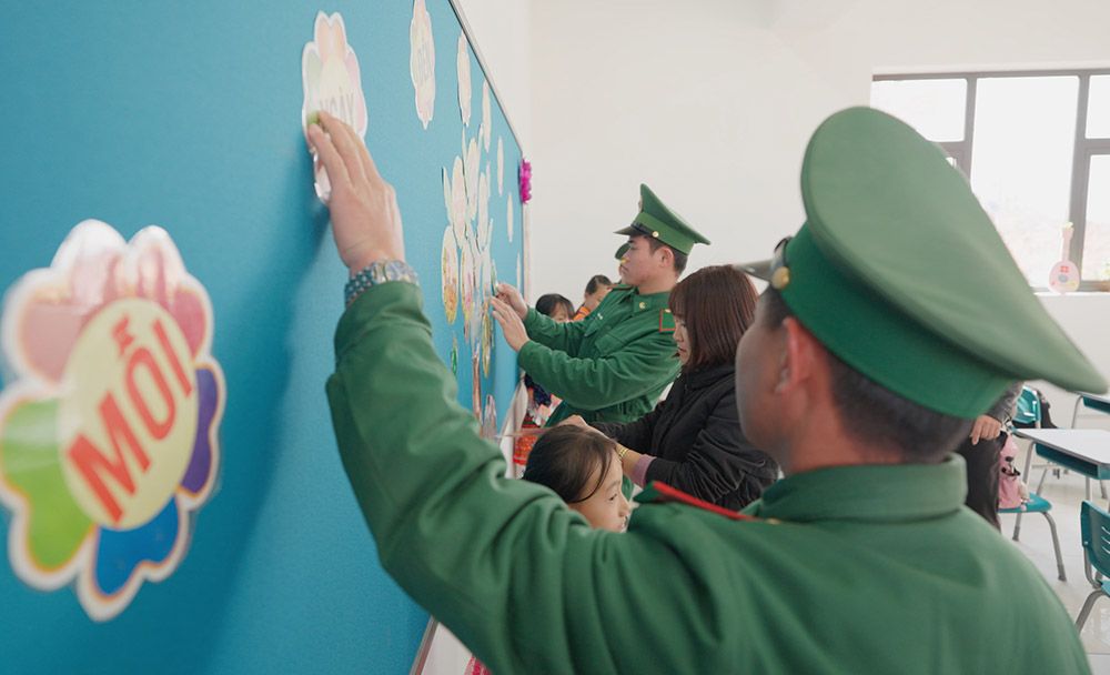 Can bo, chien si Bo doi Bien phong cung chung tay trong cac khau chuan bi va trang tri truong lop hoc. Anh: Tien The