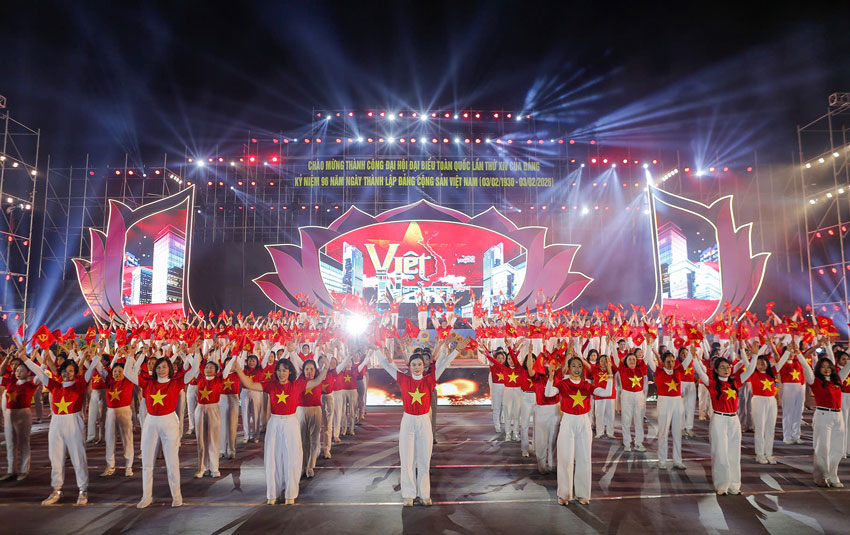 Cac tiet muc van nghe chao mung thanh cong Dai hoi Dang toan quoc lan thu XIV. Anh: Tuan Vu  