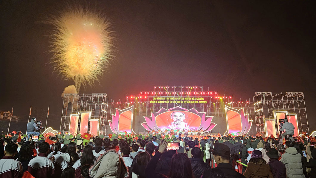 Man phao hoa ruc ro tai Quang truong 19/8, phuong Yen Bai, tinh Lao Cai. Anh: Bao Nguyen