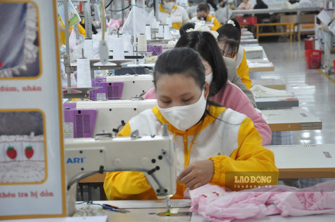 Muc tien lương binh quân cua ngưoi lao dông trên dia ban tinh Lao Cai tang so voi nam truoc. Anh: Bao Nguyen