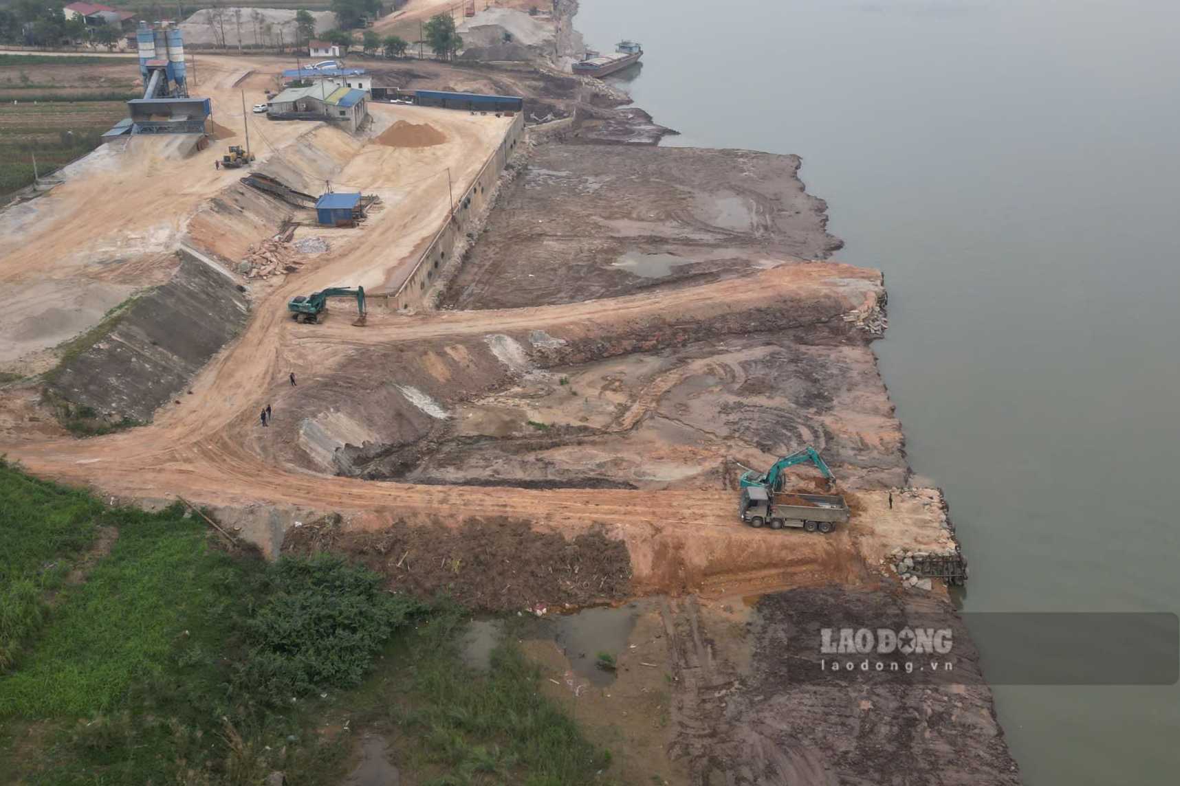 Chieu 26.1, may xuc, xe tai da duoc huy dong de muc khoi luong dat do xuong dong song Da. Anh: Quoc Huy.