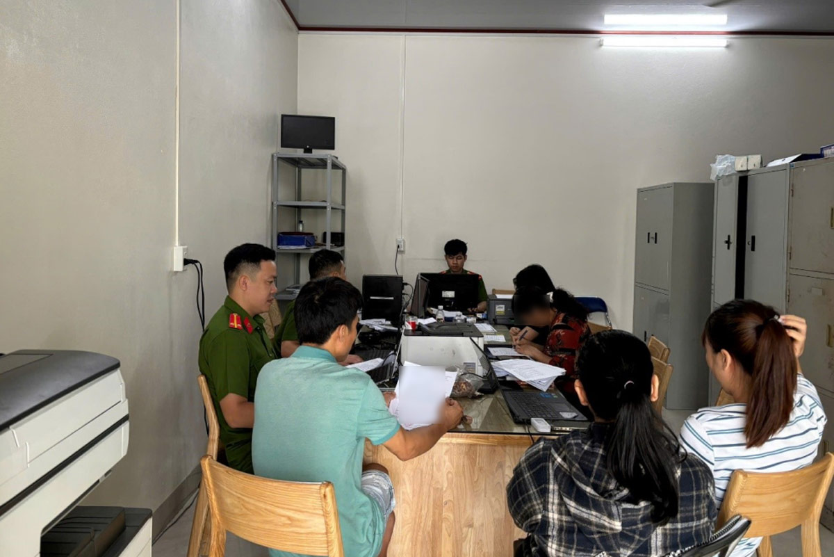 At the end of August 2025, Mong Cai Ward Police, Quang Ninh province arrested a subject who pretended to be a bank employee to defraud and appropriate property. In the photo, some citizens who were defrauded and appropriated property have reported to the police agency. Photo: Quang Ninh Police