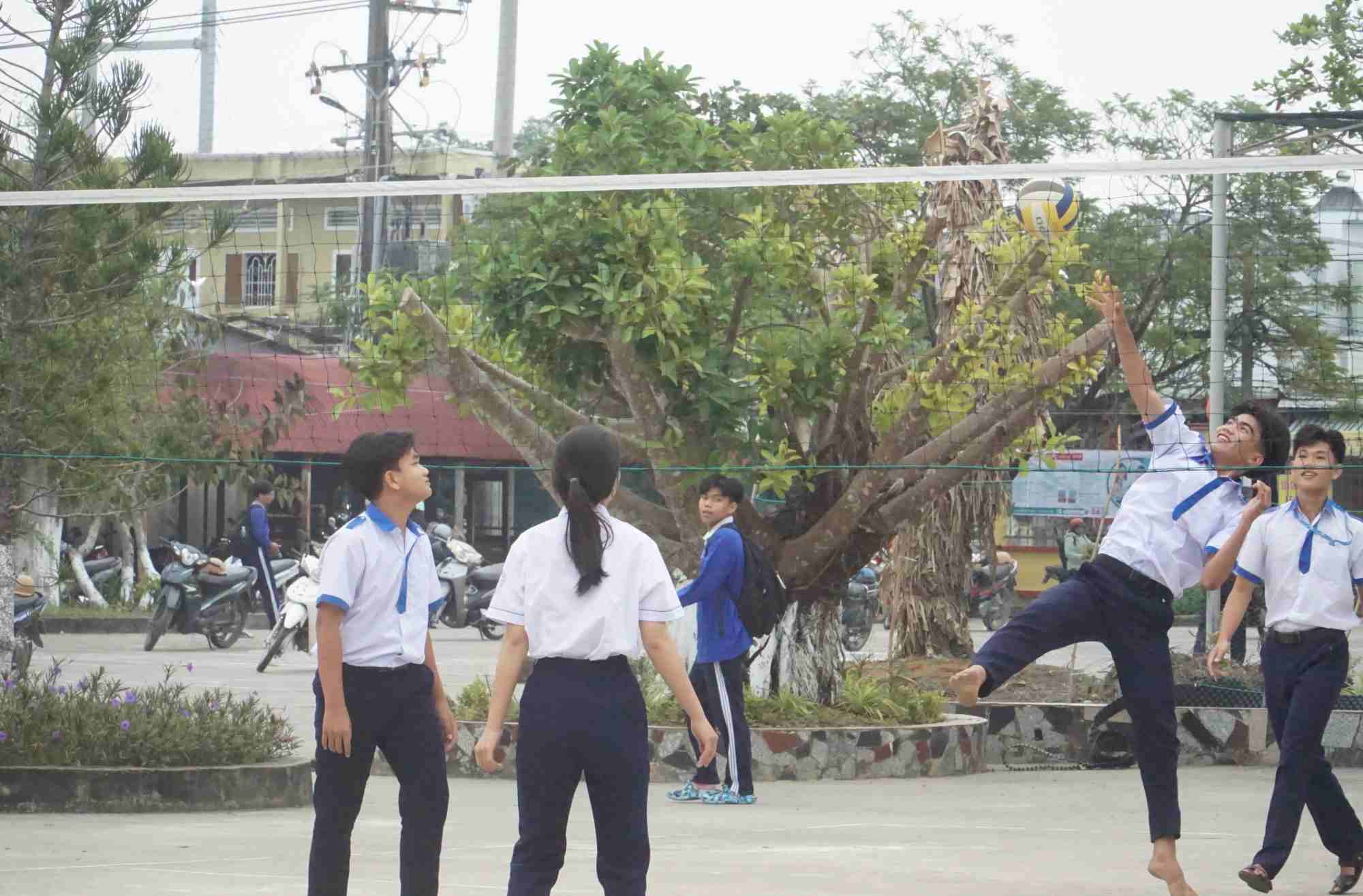 Playtime of students of Vo Van Kiet High School, Phuoc Long, Ca Mau. Photo: Nhat Ho