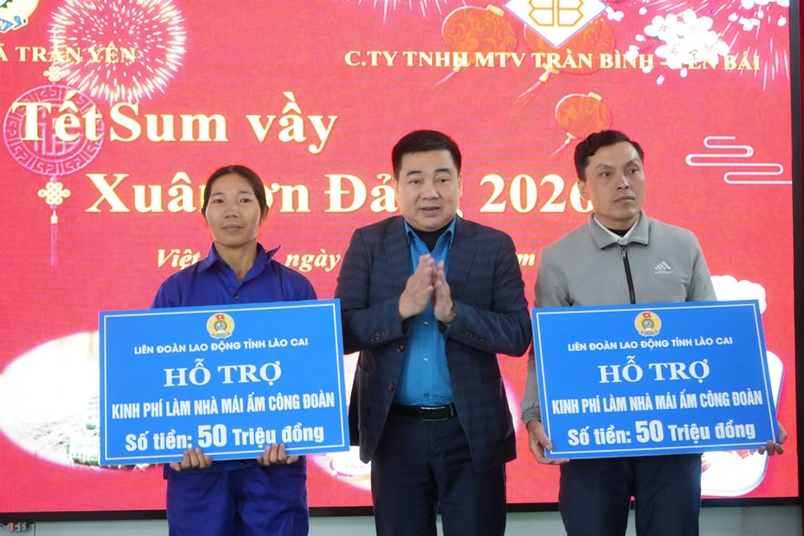 Trao ho tro 2 mai am cong doan cho 2 doan vien co hoan canh kho khan ve nha o. Anh: Thanh Hung