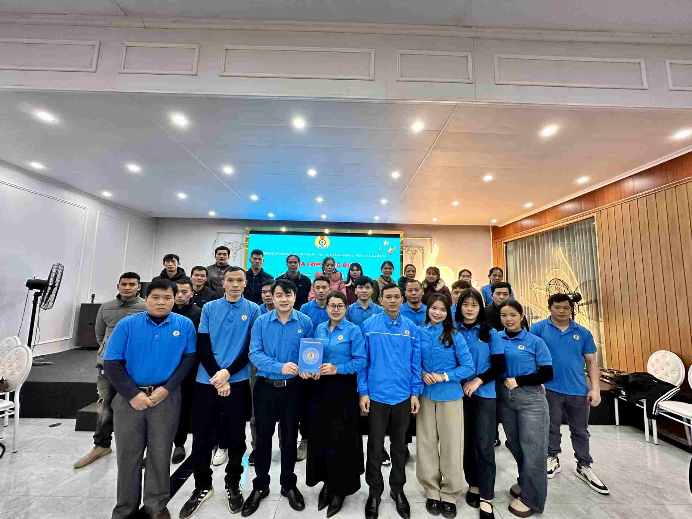 Dai dien LDLD tinh Cao Bang trao ho tro va chup anh luu niem voi doan vien, nguoi lao dong Nghiep doan co so Hop tac xa Dao Phuc Sen Ha Khiem. Anh: Dam Tu