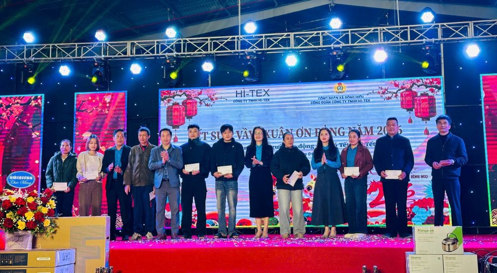 On the occasion of Tet and Spring, the Nghe An Provincial Labor Federation presented 46 gifts to union members and workers in difficult circumstances. Photo: Nghe An Trade Union