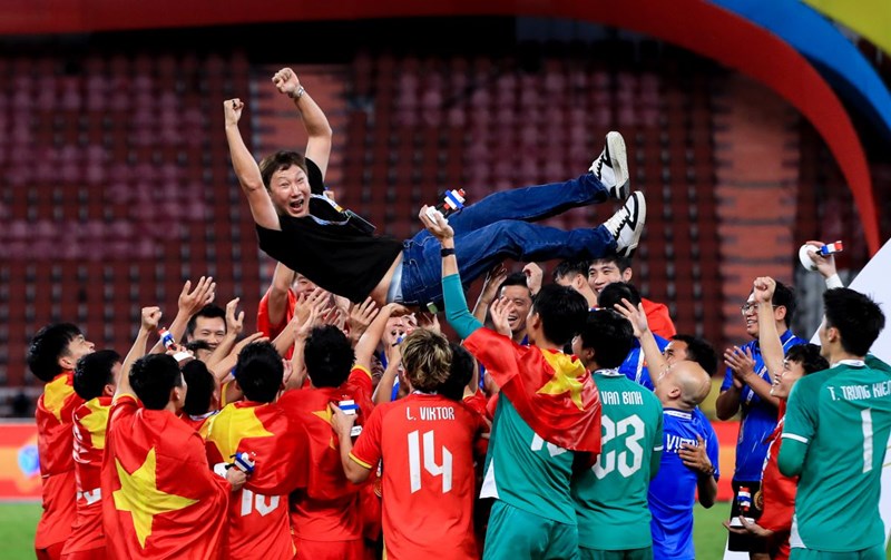 L'entraîneur Kim Sang-sik recolte le succes avec les equipes de football vietnamiennes. Photo: Minh Dan