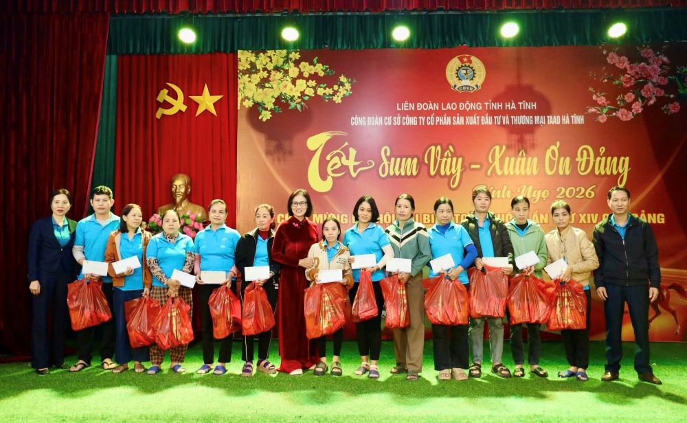어려운 상황에 처한 조합원과 노동자들은 "뗏  버이 - 쑤언 응안 당" 프로그램에서 TAAD 하띤 회사로부터 선물을 받았습니다. 사진: 하띤 노동조합.