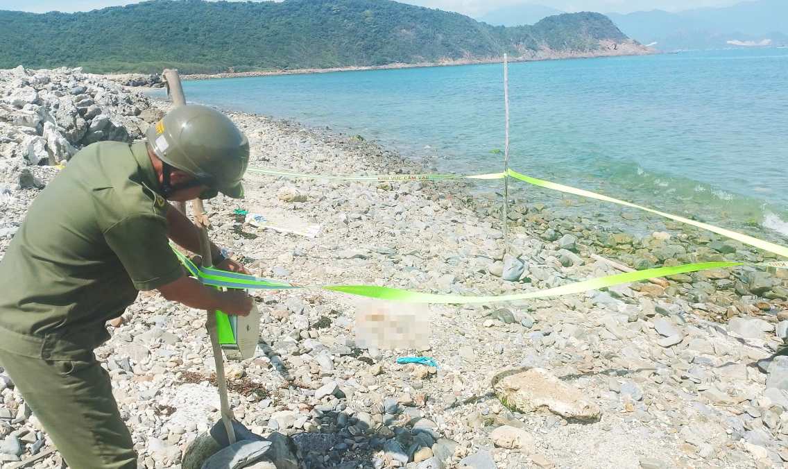 Công an Khánh Hòa phối hợp với cơ quan chức năng phong tỏa hiện trường để điều tra vụ việc sau khi đoạn chân người được phát hiện. Ảnh: Phương Linh