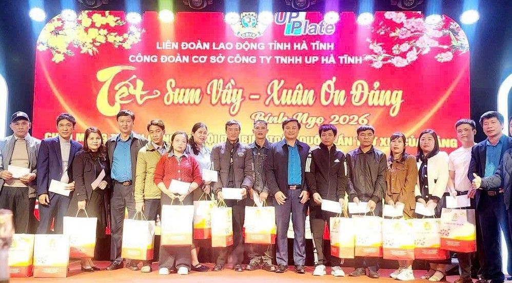 하띤성 노동 연맹은 "뗏  vay - 쑤언 응언 당" 프로그램에서 어려운 상황에 처한 조합원 및 노동자에게 15개의 뗏 선물을 전달했습니다. 사진: 하띤 노동 조합