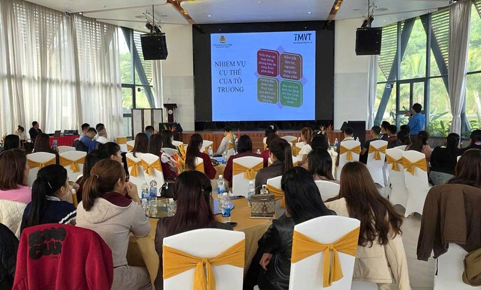 직업 훈련 수업은 새로운 상황에서 노동조합 활동 요구 사항을 충족하기 위해 기초 노동조합 간부 팀의 지식과 실제 기술을 향상시키는 데 기여합니다. 사진: 탄호아 노동조합