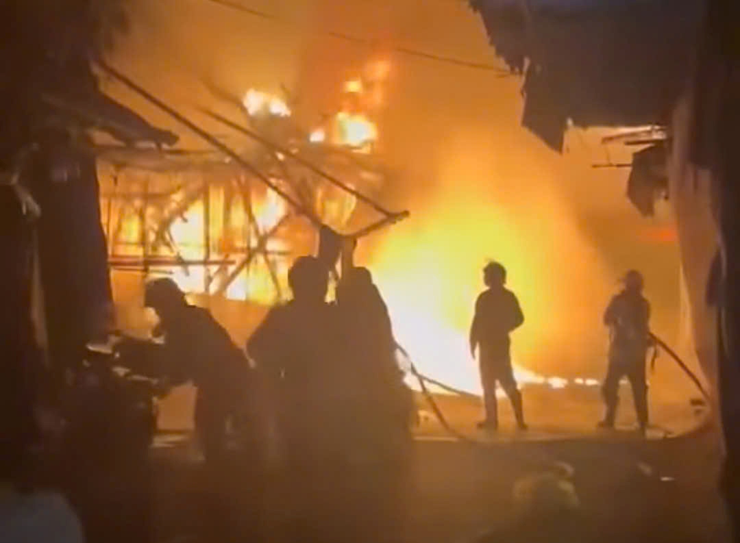 Hien truong vu chay, lua bung phat du doi ca khu vuc tren duong Hoang Minh Dao. Anh nguoi dan cung cap