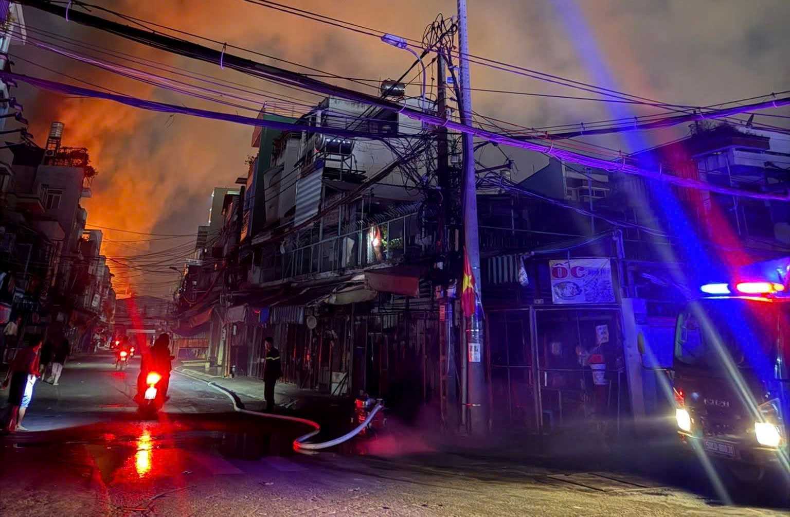 Cot khoi den cao hang chuc met. Anh nguoi dan cung cap