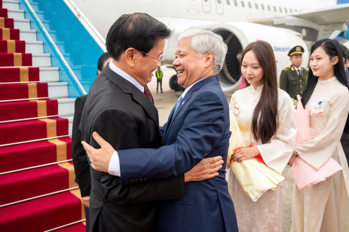 Pho Chu tich Thuong truc Quoc hoi Do Van Chien don Tong Bi thu, Chu tich nuoc Lao Thongloun Sisoulith va Phu nhan tai san bay quoc te Noi Bai. Anh: Hai Nguyen
