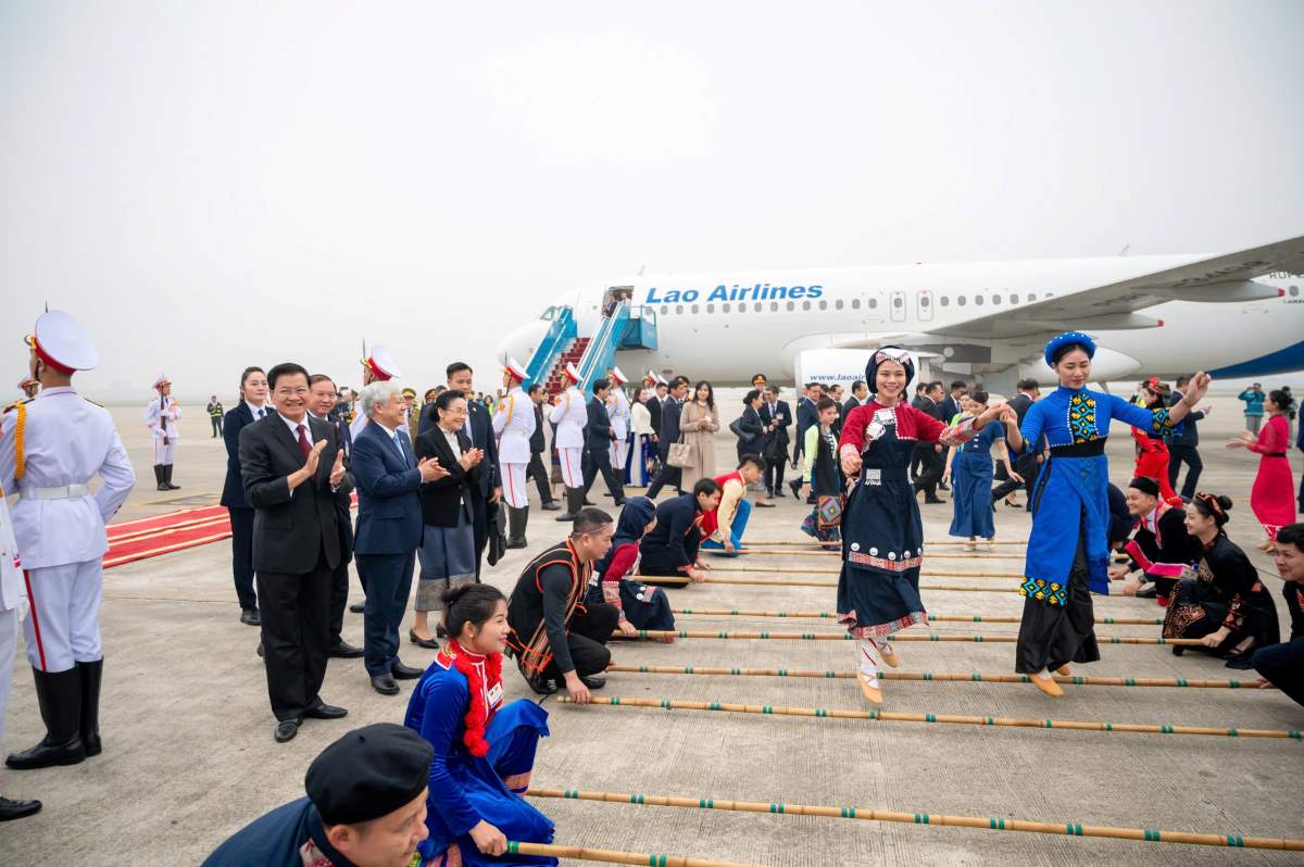 Le don Tong Bi thu, Chu tich nuoc Lao Thongloun Sisoulith va Phu nhan tai san bay quoc te Noi Bai. Anh: Hai Nguyen