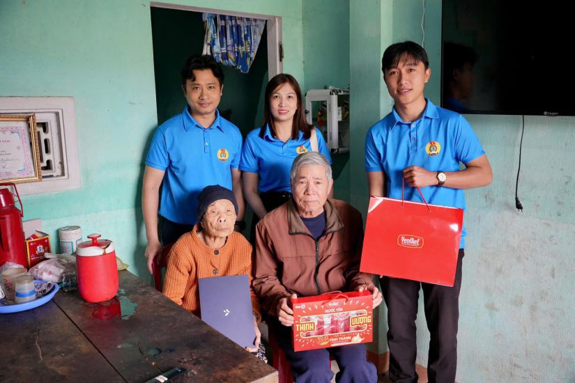 The Trade Union of Da Nang International Terminal Investment and Exploitation Joint Stock Company receives support for 5 Vietnamese Heroic Mothers. Photo: Da Nang Trade Union