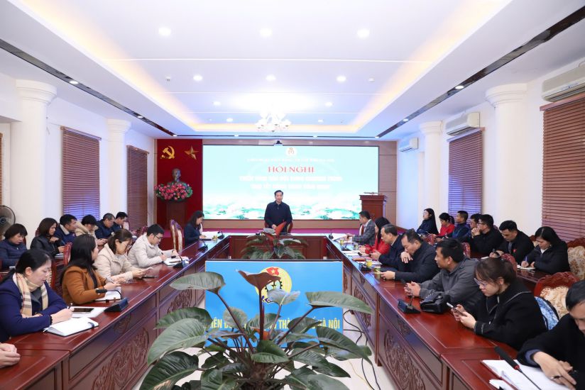 응우옌후이카인 하노이시 노동총연맹 부위원장이 2026년 노동조합 설날 시장 조직 업무 시행 회의에서 연설하고 있습니다. 사진: 마이퀴