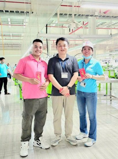 응우옌쑤언뚱 씨(맨 왼쪽)는 고향으로 돌아가기 위해 무료 항공권을 받은 사람으로 기뻐하고 있습니다. 사진: 캐릭터 제공