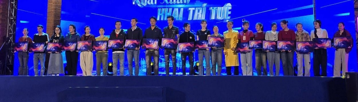 Businesses donate tablets to workers. Photo: Quang Vien