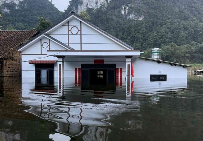Toan canh xom Lung Phay khi bi nuoc lu bao vay. Anh: Duy Dung